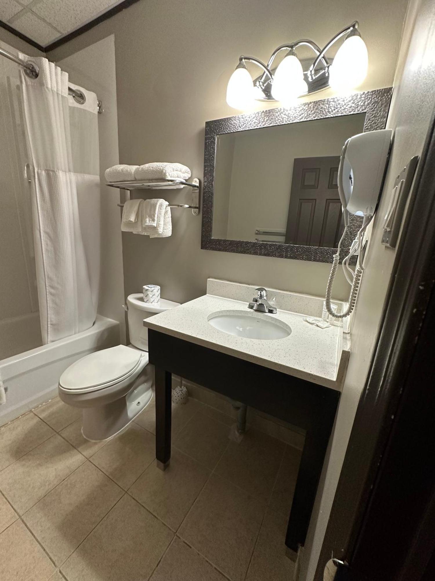 Le Voyageur Inn Mattawa Екстер'єр фото